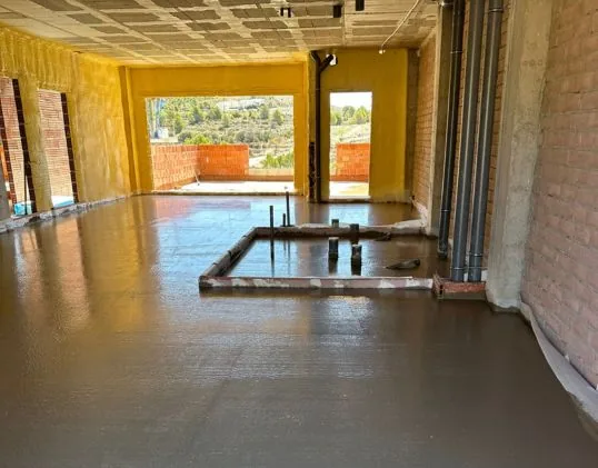 Mortero autonivelante recién vertido en una vivienda de Finestrat