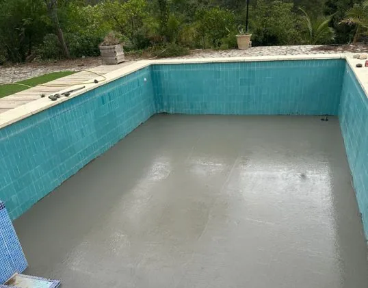 Vaso de piscina con fondo de hormigón recién bombeado en Alicante