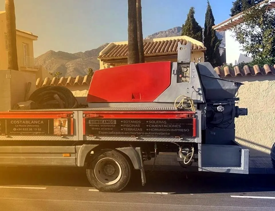 Camión con bomba de hormigón estática en una calle de La Nucía