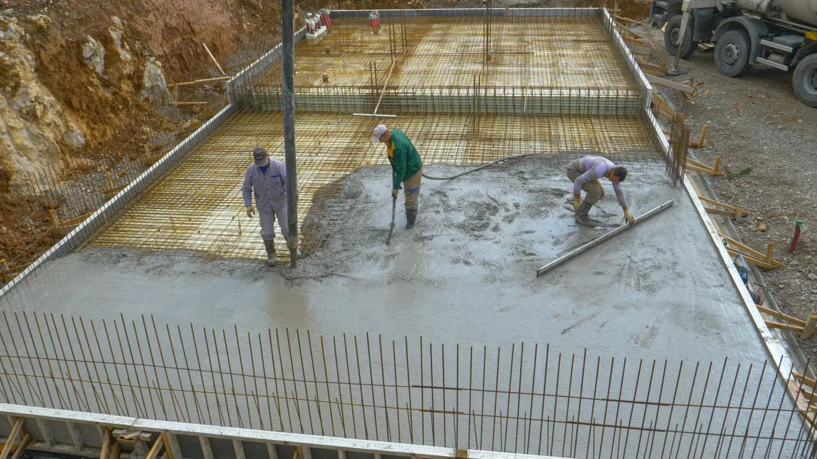 Operario vertiendo hormigón en una solera