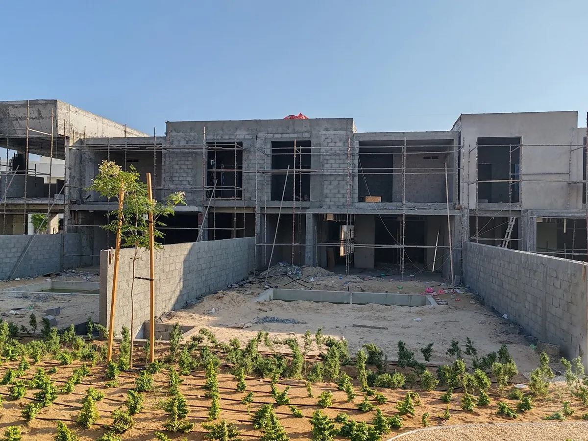 Obra de construcción de una villa en la costa