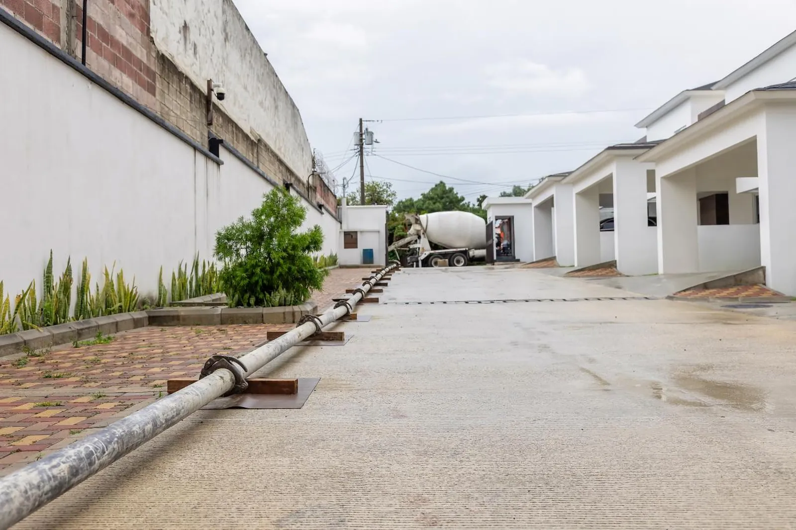 Manguera de bombeo de hormigón en un acceso estrecho